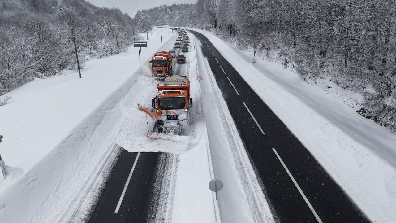Karla kaplı Bolu Dağı’nda ‘Kar kaplanları’ böyle yolu açtı

