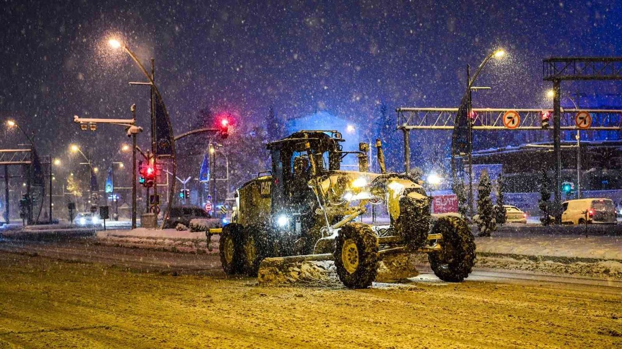 Malatya’da kardan kapanan yollar açılıyor
