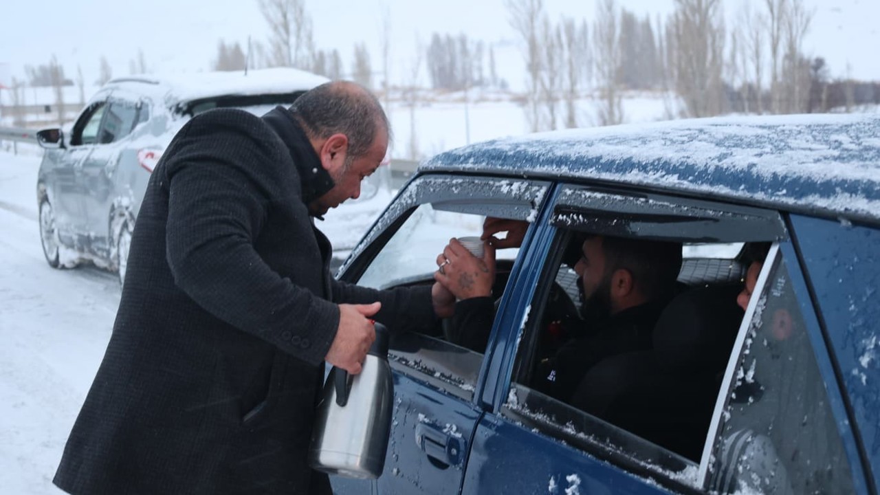 Bünyan Belediyesi kar mesaisindekilerin içini ısıttı
