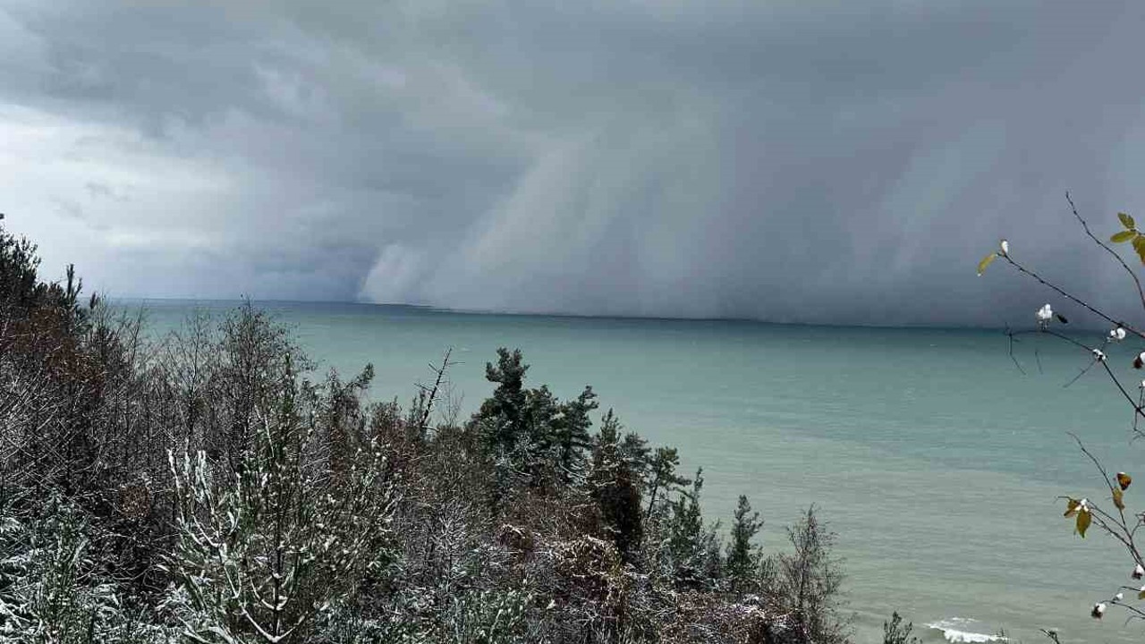 Kastamonu’da ’deniz etkili kar yağışı’ ilginç görüntü oluşturdu
