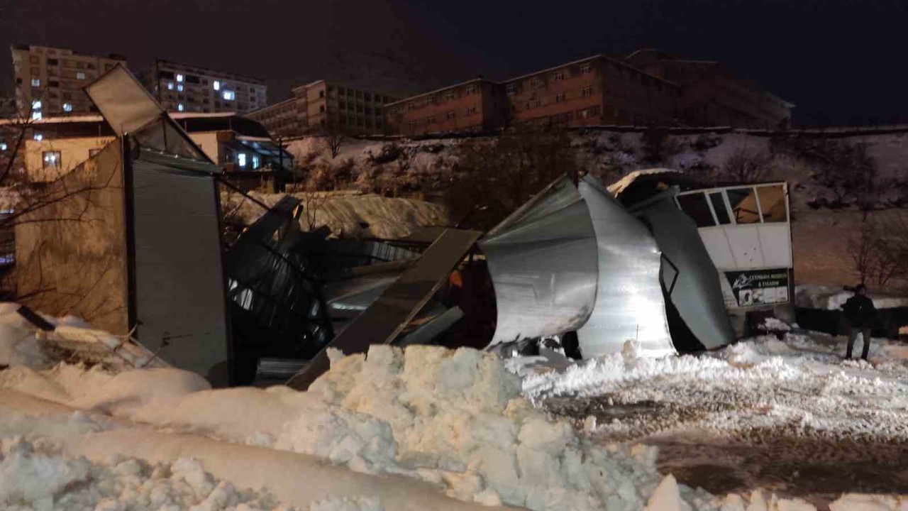 Sason’da yoğun kar yağışı nedeniyle iş yerinin çatısı çöktü
