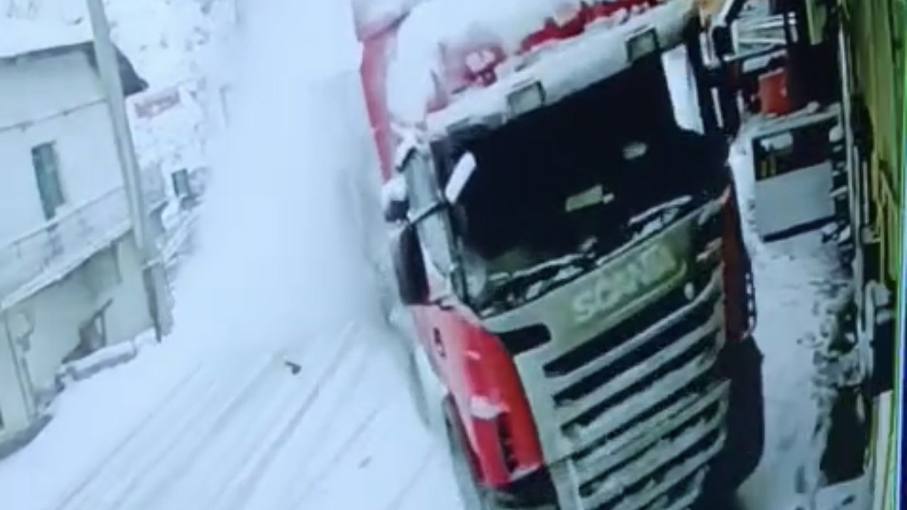 Kontrolden çıkan tır eve çarptı: Kaza anı kamerada
