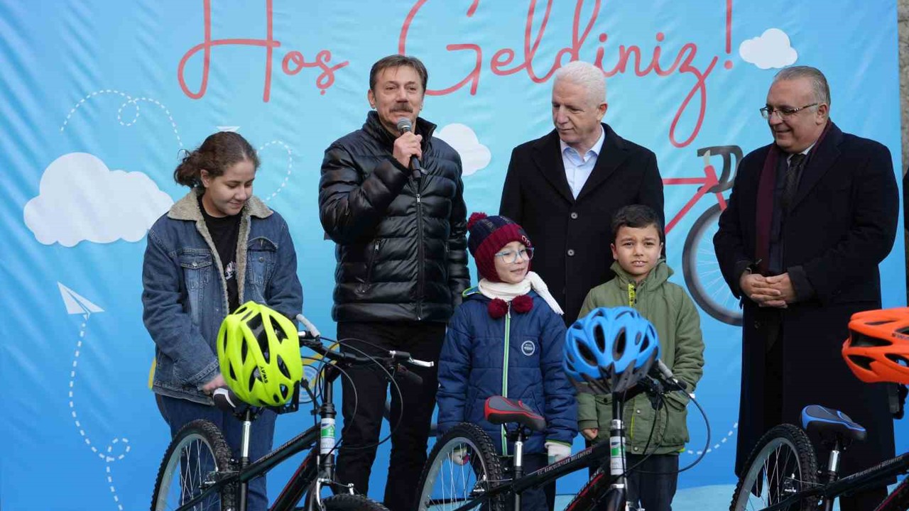 Yılın ilk gününde Bahçelievler’de 100 çocuk bisikletine kavuştu
