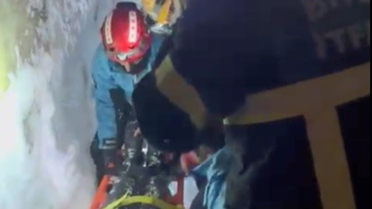 Damda kar temizlerken üzerlerine çığ düştü
