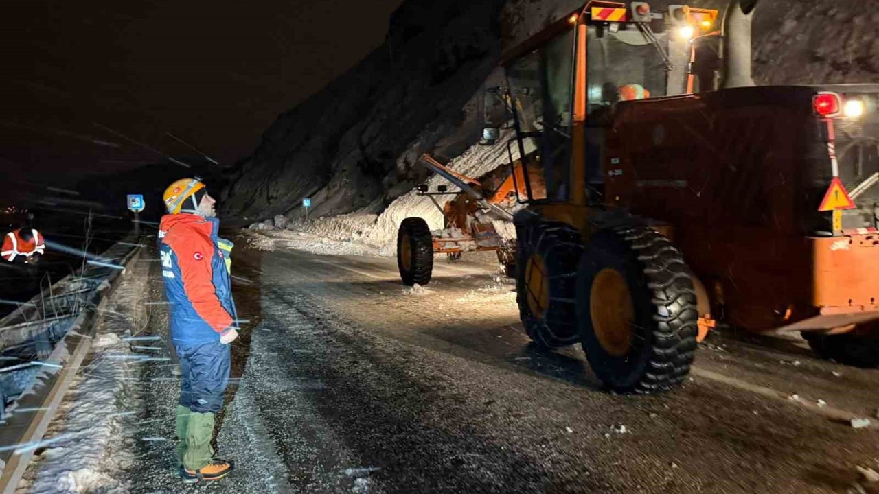 Van-Bitlis karayoluna çığ düştü
