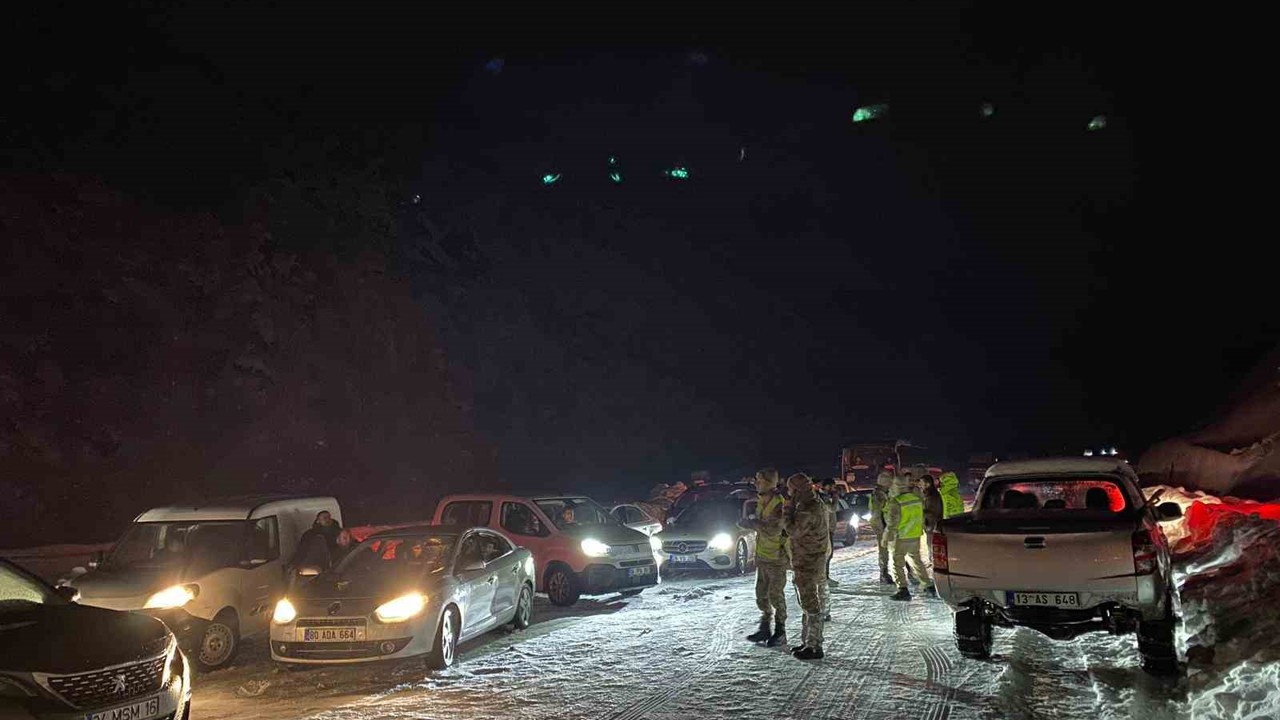 Bitlis-Baykan yolu ulaşıma kapandı, 3 saat sonra kontrollü açıldı
