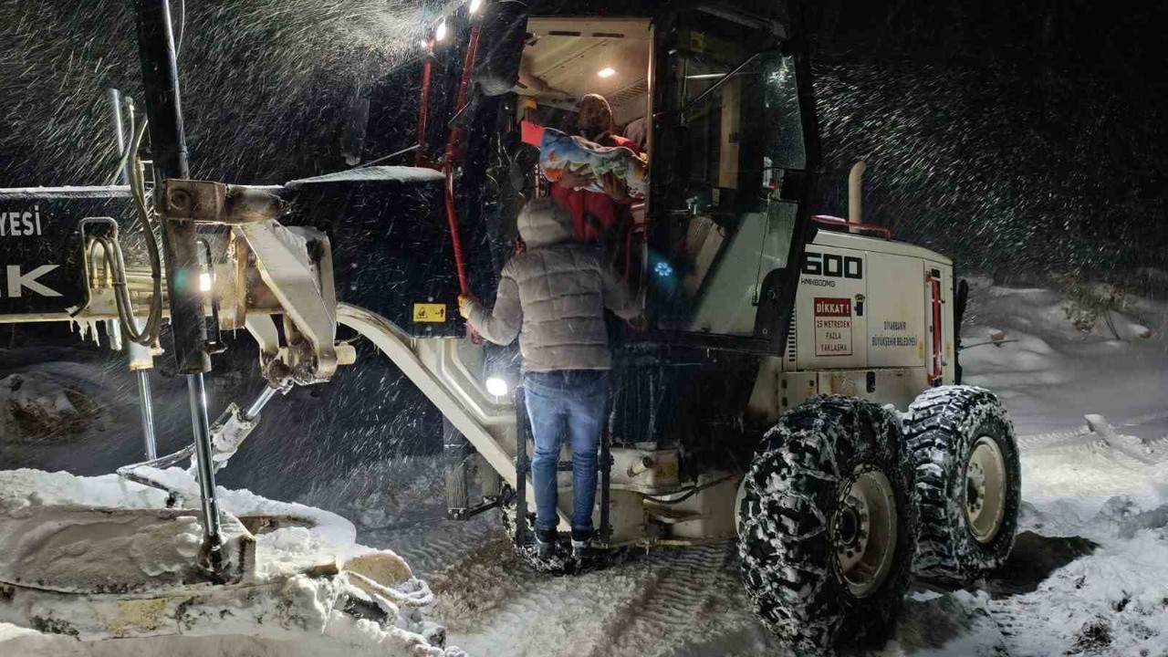Sağlık ekipleri greyder eşliğinde 1 yaşındaki Mina’ya ulaştı
