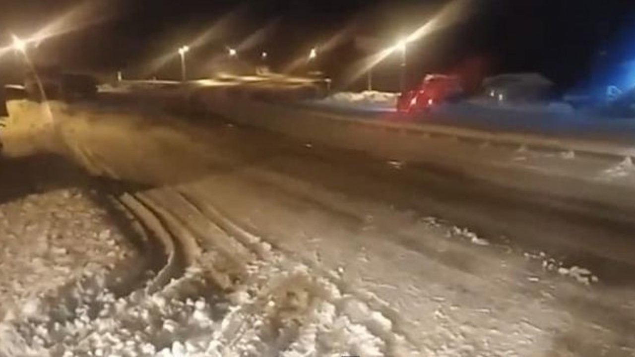 Kar ve tipi nedeniyle kapanan Kayseri-Malatya Karayolu trafiğe açıldı
