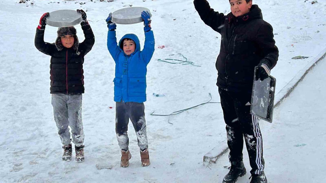 Kayseri’de çocukların kar eğlencesi: Tepsilerle kayak yaptılar
