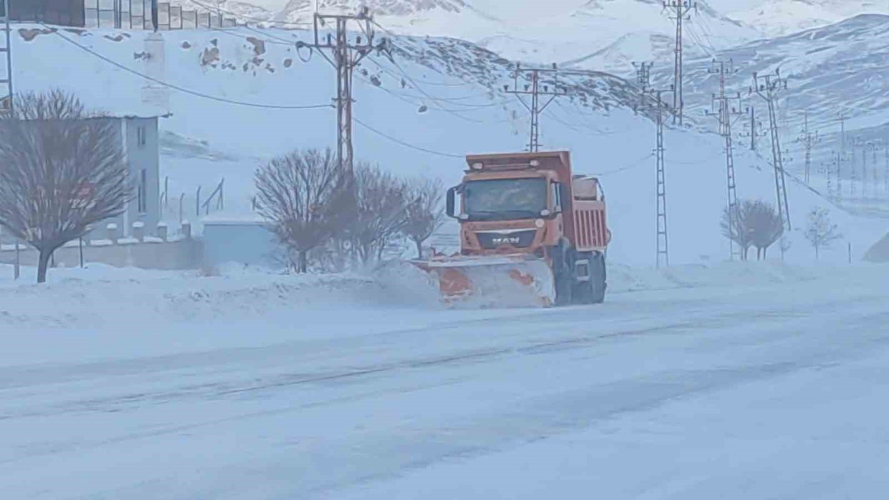 Van’da kar esareti: 594 yerleşim yolu kapandı, eğitime kar engeli
