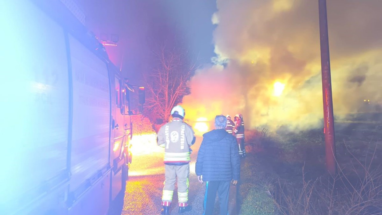 Dörtyol’da yanan otomobil kullanılmaz hale geldi
