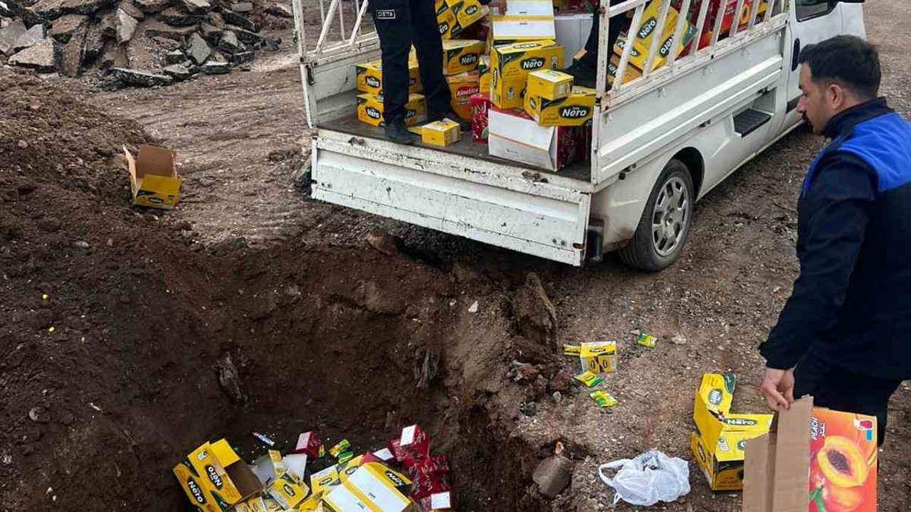 Raflarda satılmayı bekleyen 465 kilogram ürün toprağa gömülerek imha edildi
