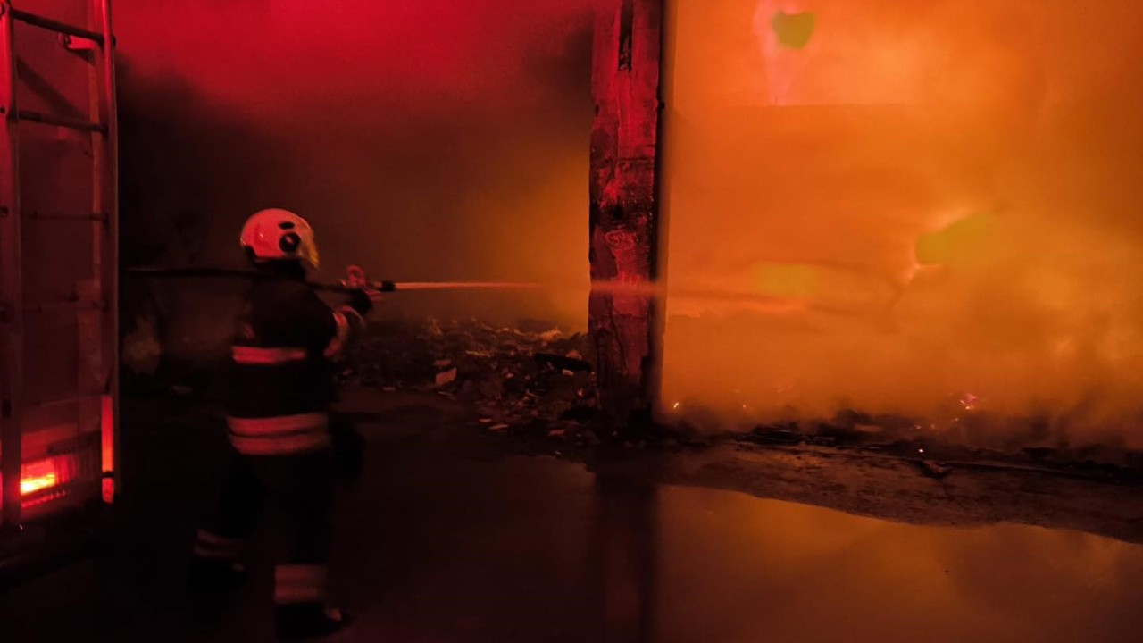 İskenderun’da metruk bina yangını
