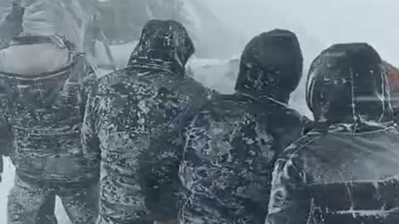 Yüksekova’da taziyeye gidenler fırtınaya yakalandı
