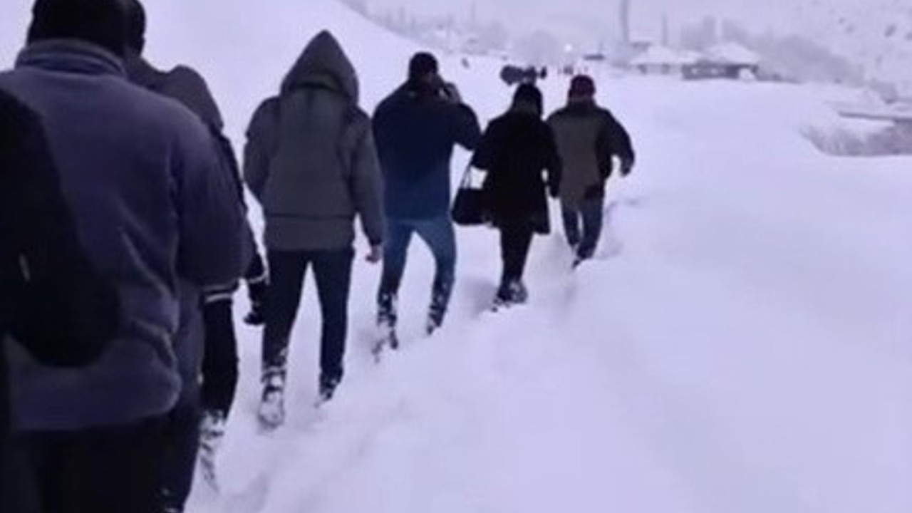 Çığla kapanan yolda mahsur kalan 100 kişi köyde misafir edildi
