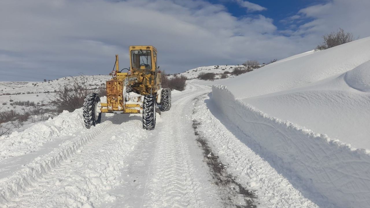 Erzincan’da kardan kapanan köy yolları yeniden açılmaya başlandı
