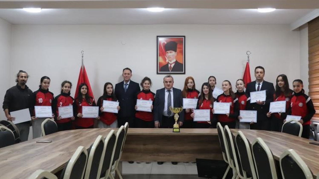 Yıldız Kızlar Voleybol İl Birincisi şampiyonu oldular
