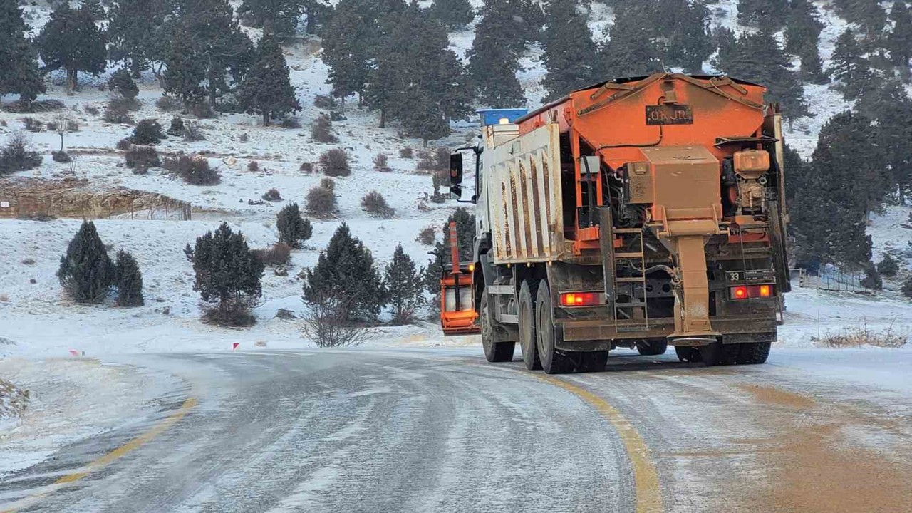Mersin’in yüksek kesimlerinde karla mücadele
