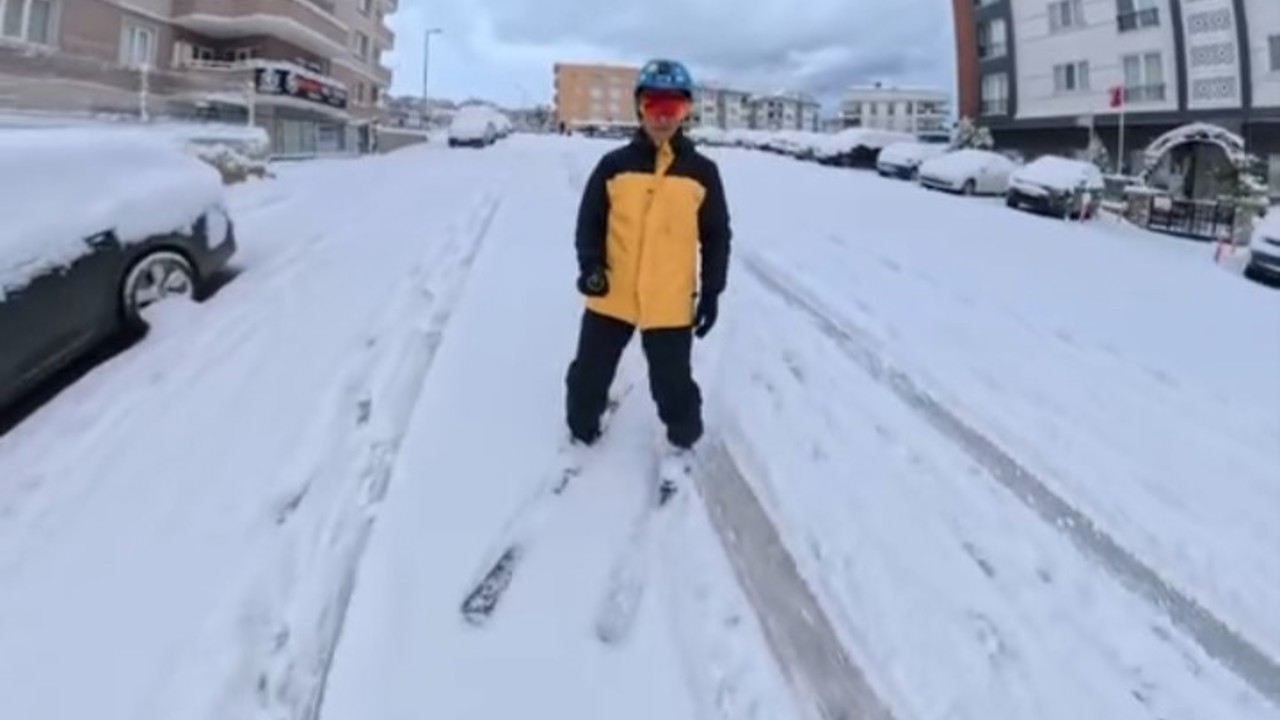 Bursa’da işe kayakla gitti
