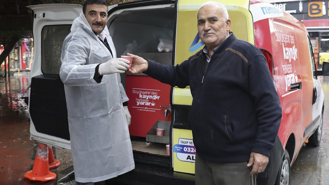 Mersin’de vatandaşlara soğuk havada kaynar ikramı
