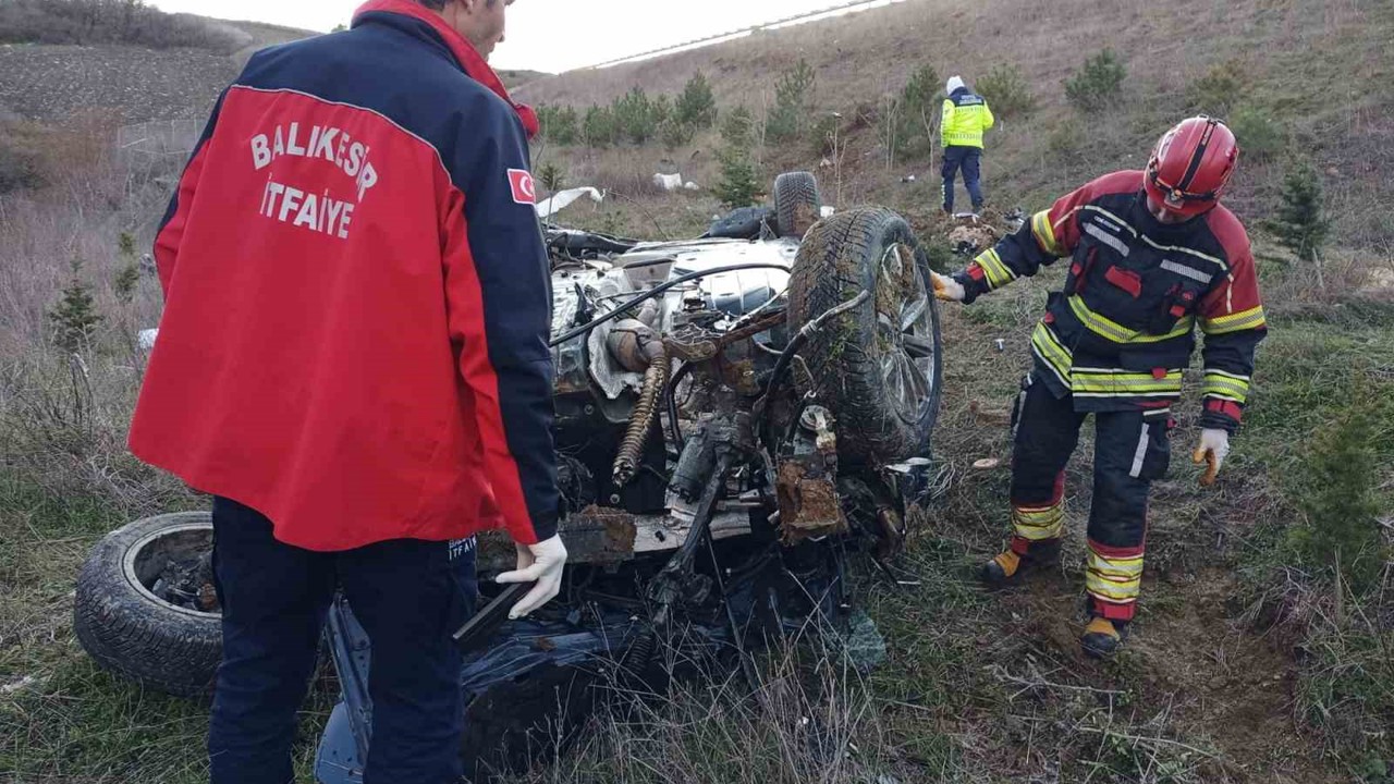 İzmir-İstanbul Otoyolu’nda feci kaza: Otomobil şarampole yuvarlandı
