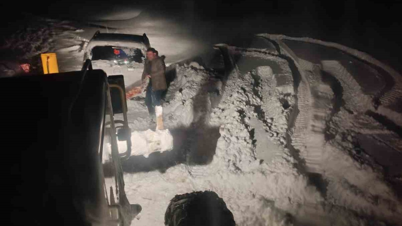 Tekman’da karda mahsur kalan araç belediye ekiplerince kurtarıldı
