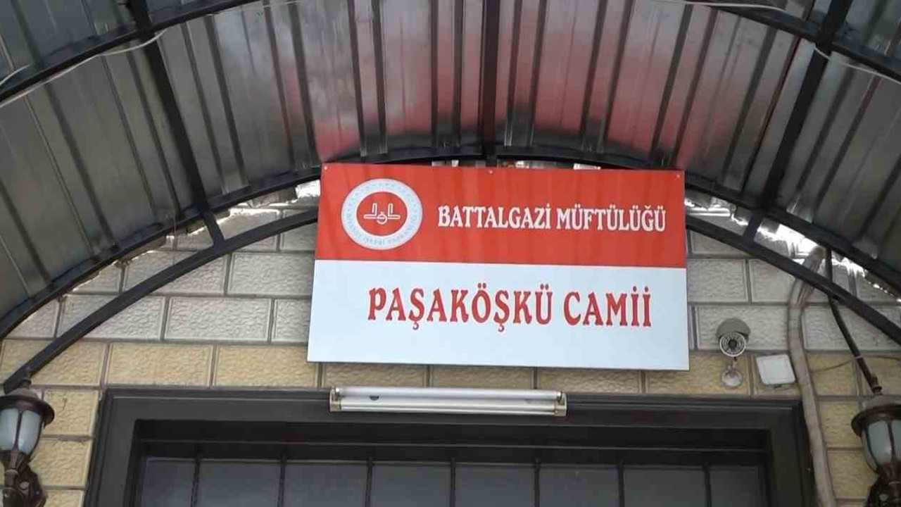 Malatya’da Paşaköşkü Camisi’nin hasarlı minaresi onarılıyor
