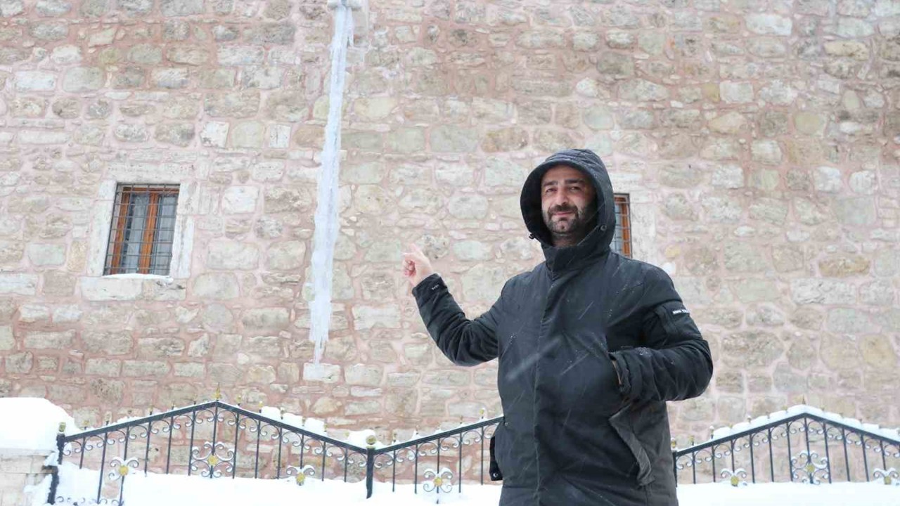 Sivas buz kesti, 3 metrelik buz sarkıtları oluştu
