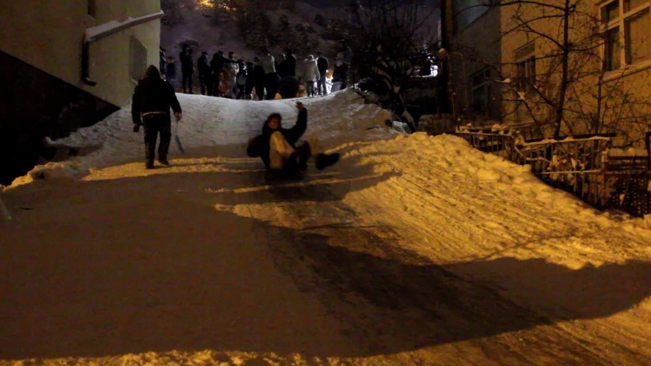 Sivas’ta mahalleli sokağa döküldü, çocuklar ve yetişkinler karın tadını kayarak çıkardı
