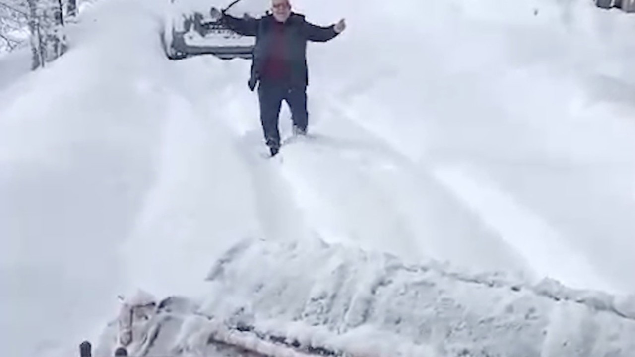 Kardan kapanan köy yolu açılınca oynadı
