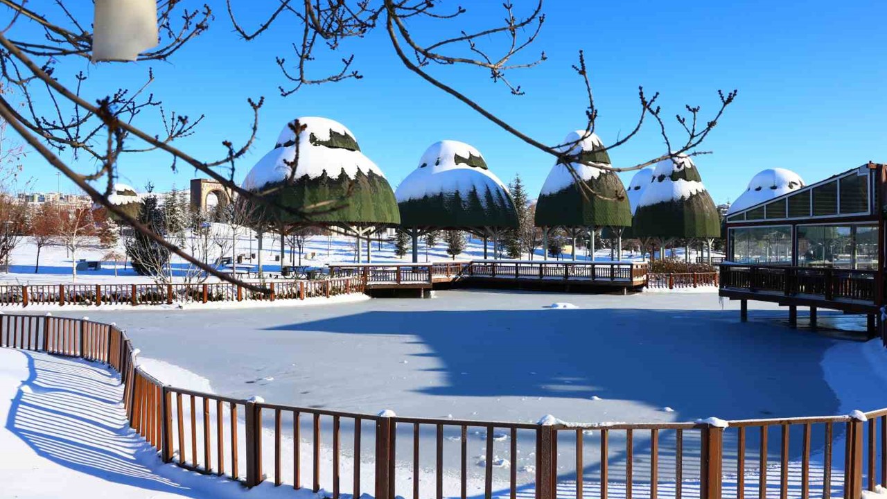 Hava sıcaklıklarının eksi 13’ü gördüğü kentte süs havuzları dondu
