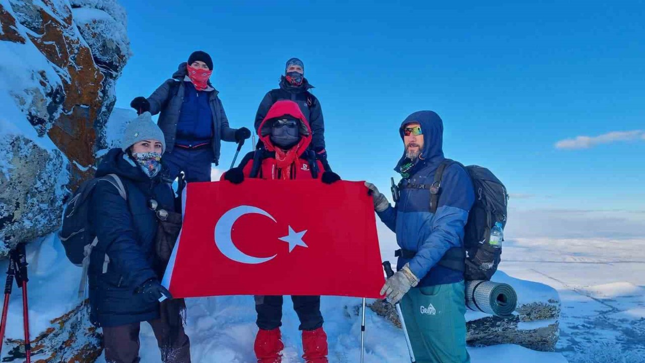 Kırşehirli dağcılar, Gönül Dağı’nda İstiklal Marşı okudu
