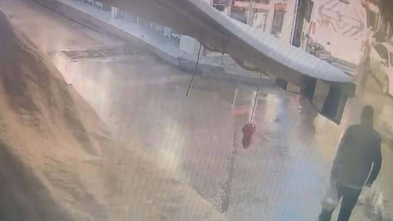 Alışveriş yaptıktan sonra otomobilin altında kaldı
