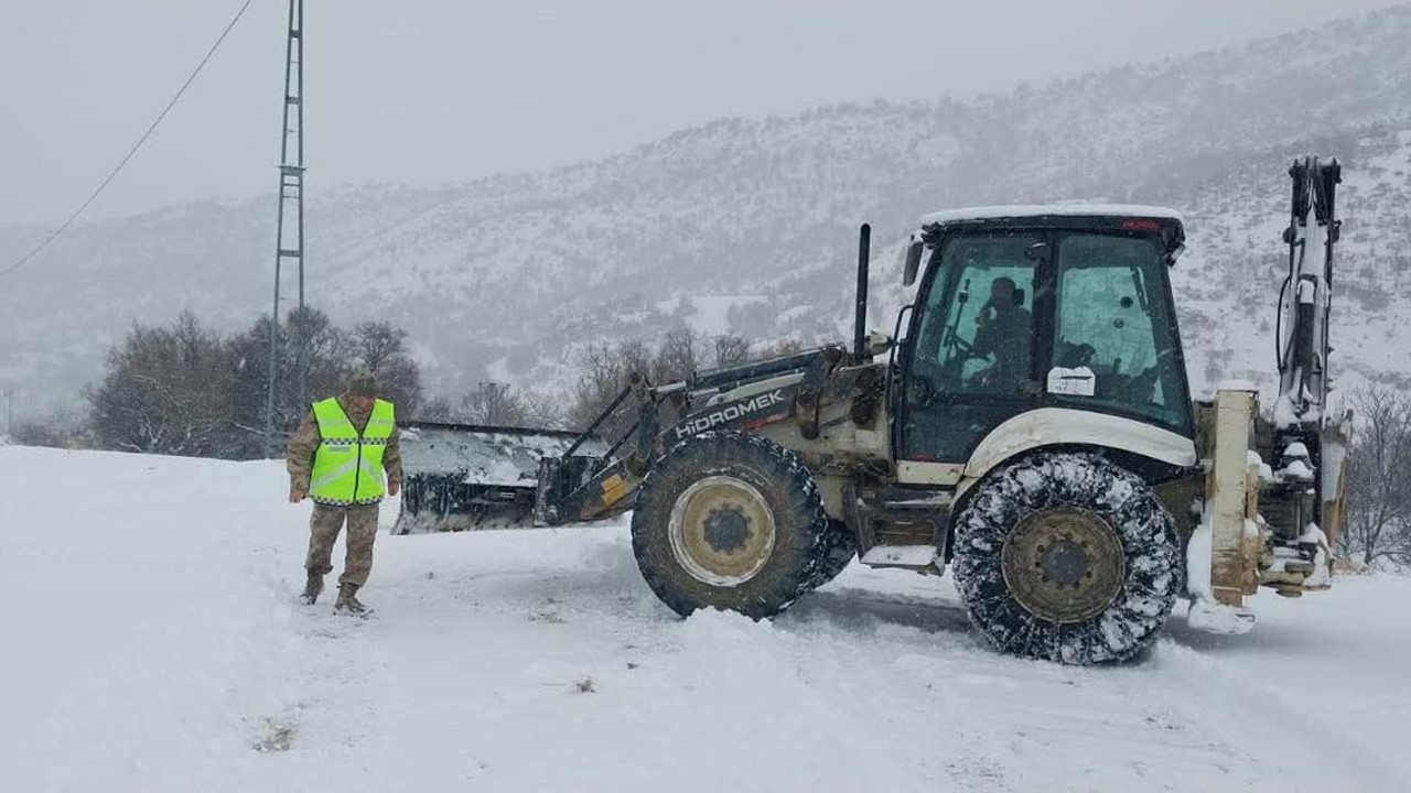 Çemişgezek’te karla kaplı yol açıldı, ekipler hasta inek için seferber oldu
