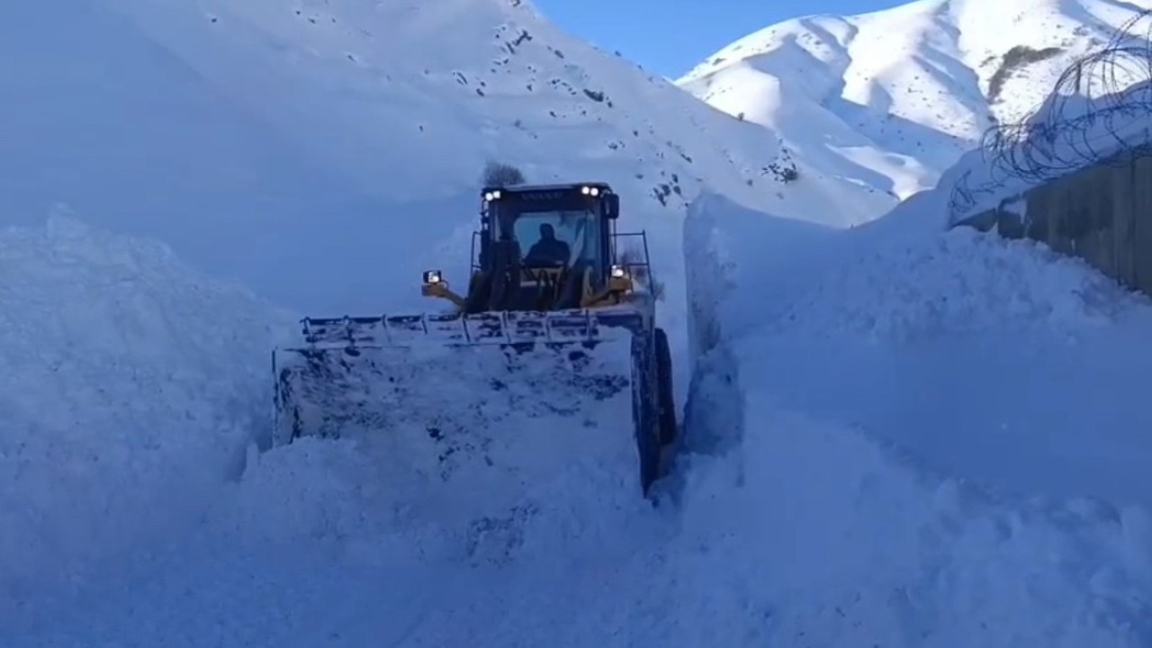 Hakkari’de kar esareti: 357 yol ulaşıma kapandı
