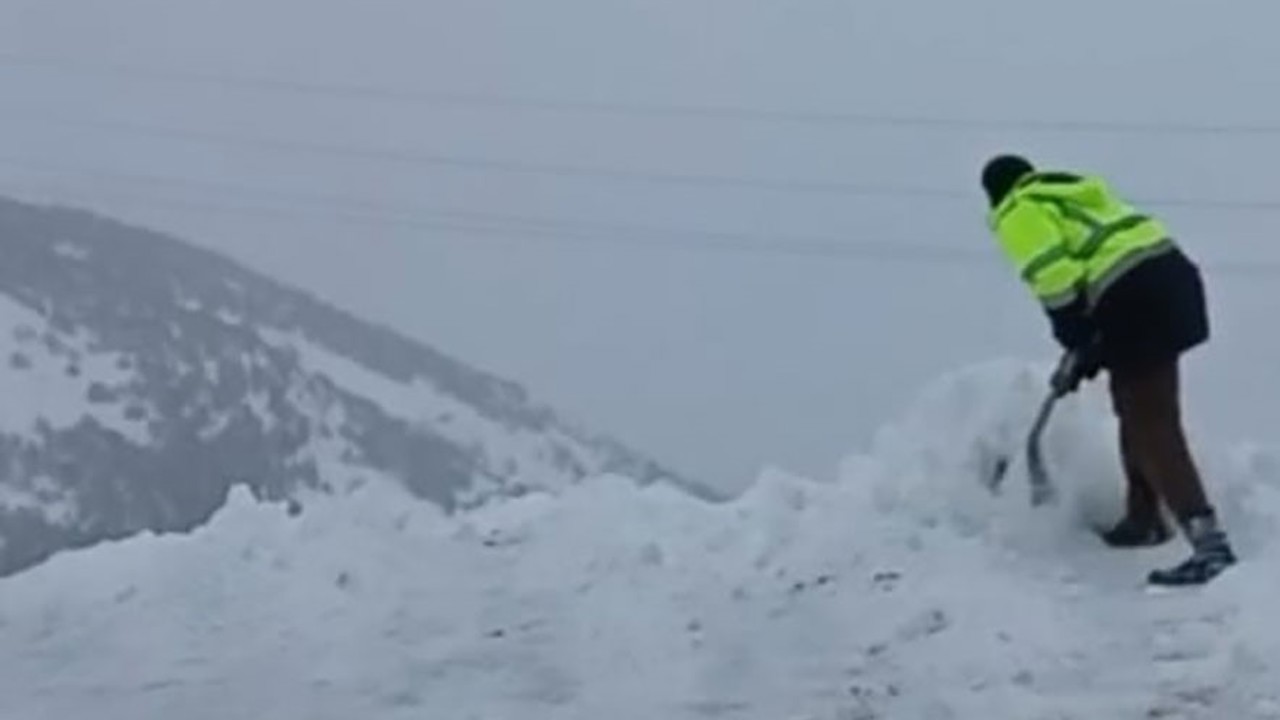 Malatya’da 2 bin rakımda dam üstlerinde kar mesaisi

