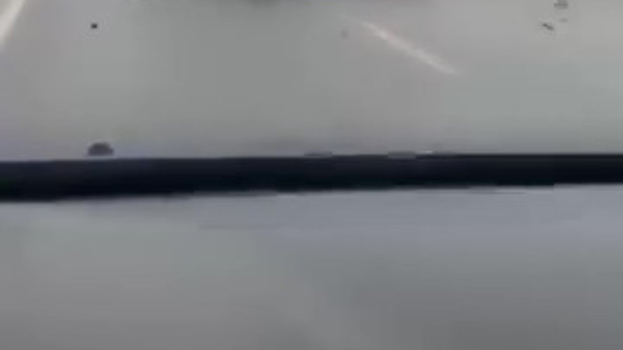 Yağışlı yolda makas atan otomobil tepetaklak oldu
