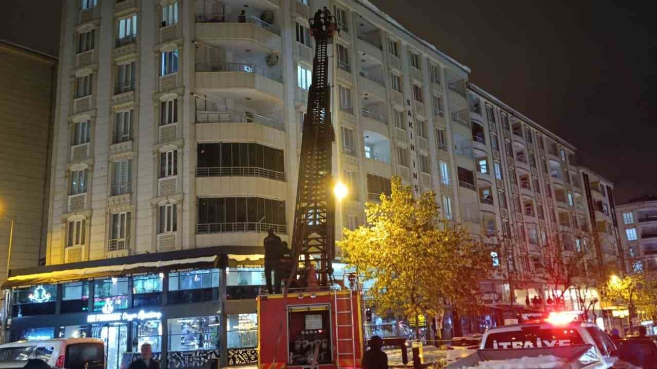 Siirt’te çatılardaki kat kütleleri itfaiye ekipleri tarafından temizlendi
