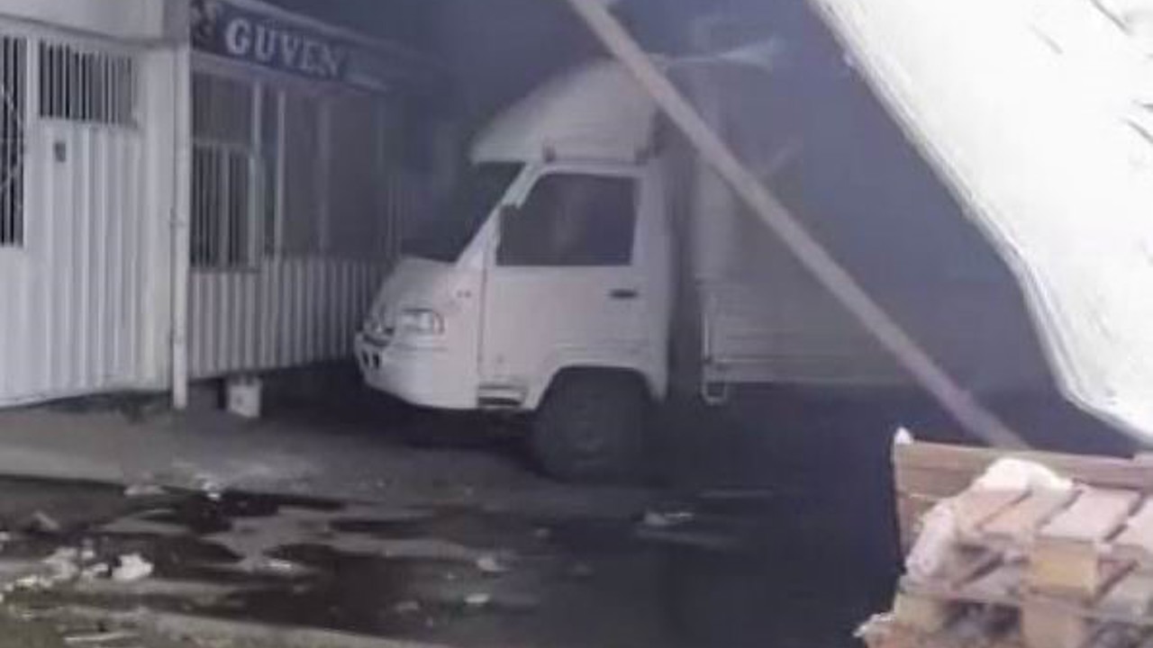 Diyarbakır’da yoğun kar çatıları devirdi
