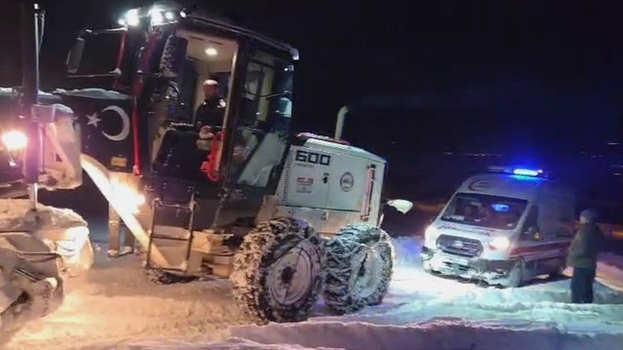Elazığ’da hastaya giderken karda mahsur kalan ambulans kurtarıldı
