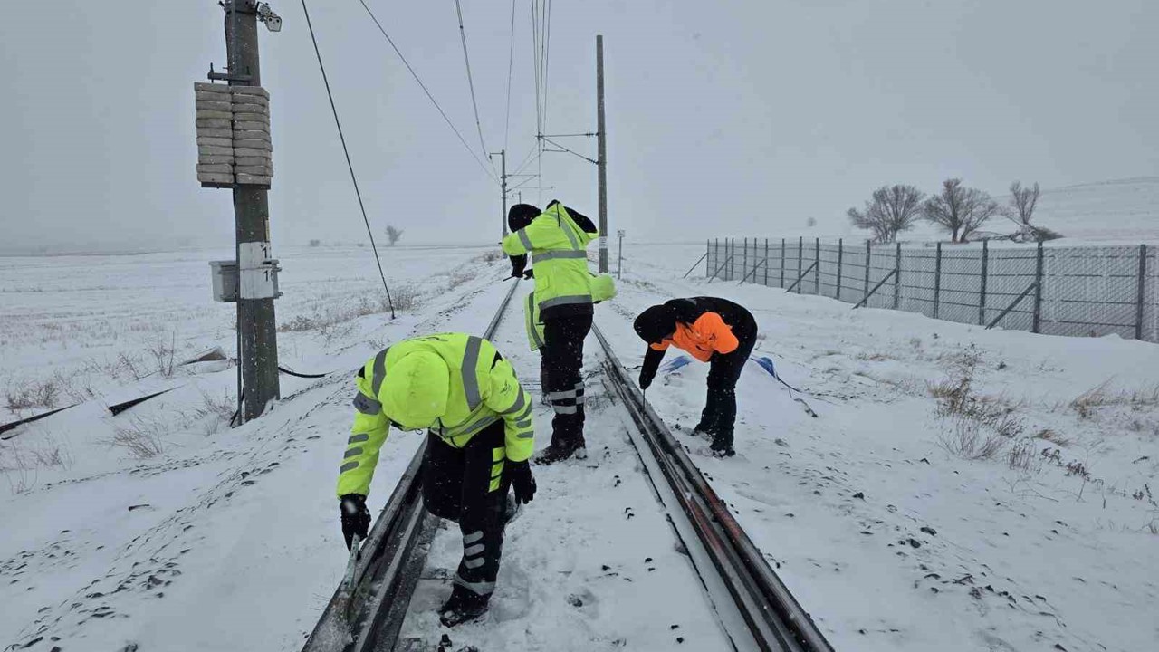 TCDD’den demiryollarında kar mesaisi
