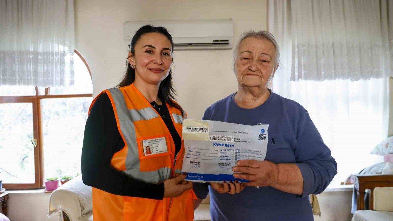 Yaşlı kadının bindiği otobüste unuttuğu cüzdan evine kadar getirilip teslim edildi
