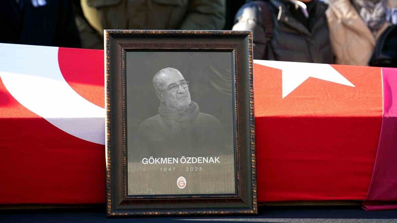 Gökmen Özdenak için stadyumda tören düzenlendi
