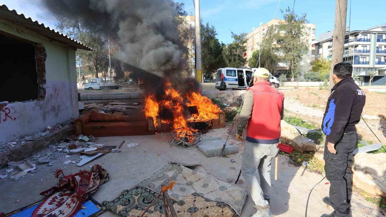 Hurdacının çevreyi kirletip ’Bu sefer bişeyler yapın’ talebine  zabıtadan ’Vazifede merhamet yok’  cevabı
