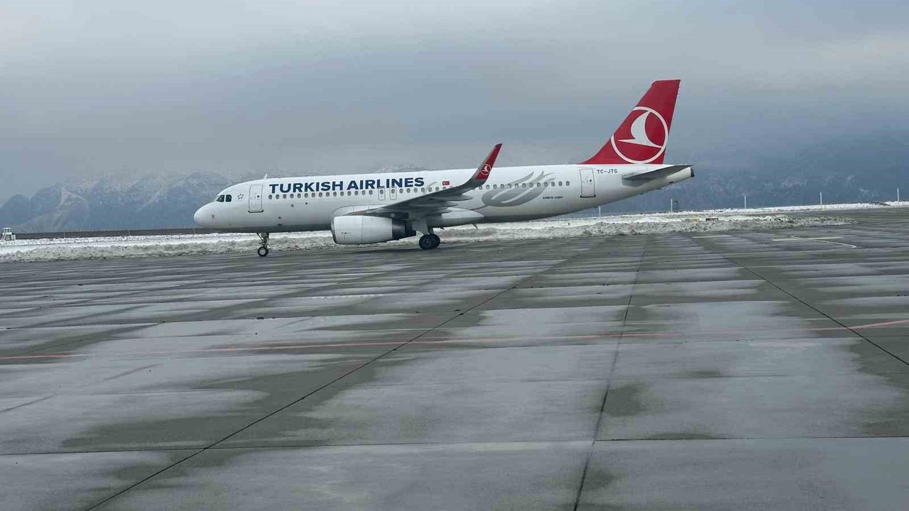 Şırnak Havalimanı’na 3 gün sonra ilk uçak indi
