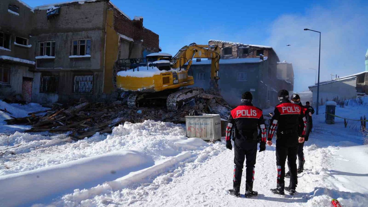 Erzurum’da metruk binalar yıkılıyor
