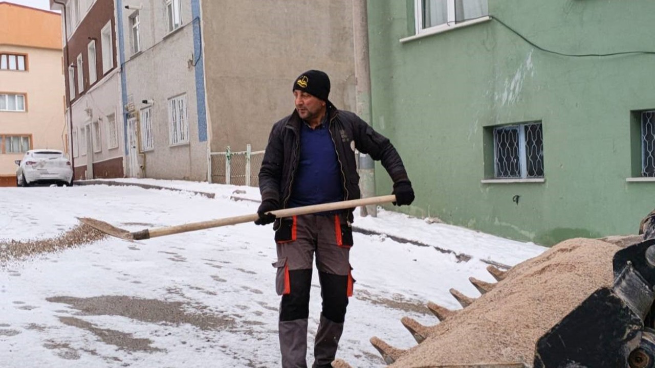 Bayburt’ta buzlu yollara tuz seriliyor
