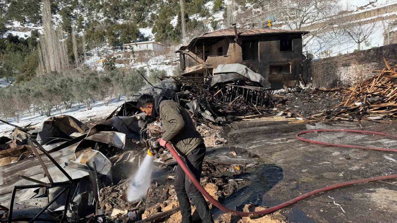 Osmaniye’de hızar atölyesi yangında kül oldu
