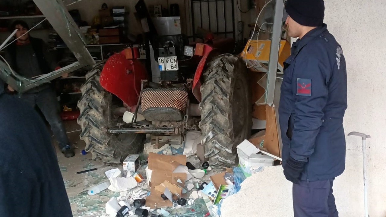 Kontrolden çıkan traktör iş yerine daldı
