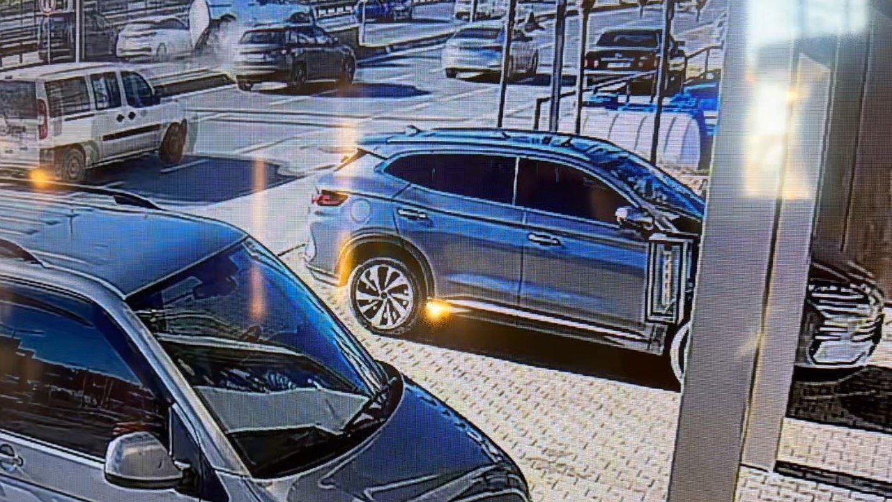 İstanbul E-5 Saadetdere’de trafiği kilitleyen kaza
